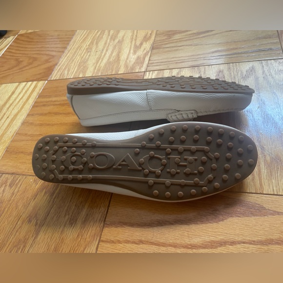 Coach moccasins in beige with gold tone detail - Picture 12 of 15